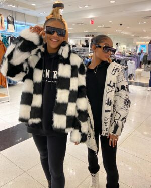 Madalen Mills Instagram - had so much fun w/ my jingle jangle sis @diaanababnicova_official today!! loveeeeeed getting to see her after so long and we had a blast shopping and eating some good food!! love you girl🫶🏽🛍️