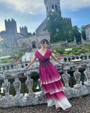 Mădălina Craiu Instagram - Casa de piatră unuia dintre cei mai vechi prieteni ai mei și primul dintre noi care se căsătorește 🥹
Nu l-am văzut niciodată atât de fericit, pe care cale complimentam feroce noua lui soție, Beatrice, să aibă tot tot tot ce își doresc!
Rochia e făcută de Iolanda Mutu la minut ca așa face ea rochiile spectaculoase, în câteva zile, e locco💃🏻 E din organza de in, acest material făcut ca să umble nebun prin Italia🤌