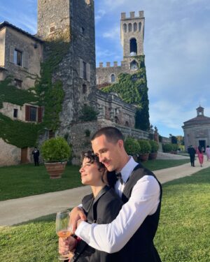 Mădălina Craiu Instagram - Casa de piatră unuia dintre cei mai vechi prieteni ai mei și primul dintre noi care se căsătorește 🥹
Nu l-am văzut niciodată atât de fericit, pe care cale complimentam feroce noua lui soție, Beatrice, să aibă tot tot tot ce își doresc!
Rochia e făcută de Iolanda Mutu la minut ca așa face ea rochiile spectaculoase, în câteva zile, e locco💃🏻 E din organza de in, acest material făcut ca să umble nebun prin Italia🤌