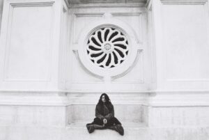 Mădălina Craiu Instagram - Bucăți de vacanță de anul ăsta, că m-am plimbat cu aparatul peste tot. De când l-am luat și de când fac poze cu el, ce vine de la developat trece la print și pozele din album, ca alea de când eram mici, sunt singurele pe care le rețin. O fi de la film sau de la faptul ca te obligă să imortalizezi doar ce ți se pare relevant, dar mă bucur ca un copil când mă uit la ele sau pot să le iau în mână.
PS O să vină și peisaje și oamenii cu care am fost, am mai multe decât credeam
PPS Dacă scoateți de la naftalină aparatele pe film, vă recomand să developați la @camera.lucidda.lab , fac o reclamă cat se poate de subiectivă și gratuită, dar sunt tineri și pasionați, sunt printre cei mai buni de pe piață și au prețuri mai abordabile decât media