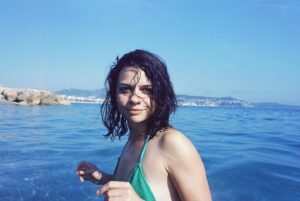 Mădălina Craiu Instagram - Bucăți de vacanță de anul ăsta, că m-am plimbat cu aparatul peste tot. De când l-am luat și de când fac poze cu el, ce vine de la developat trece la print și pozele din album, ca alea de când eram mici, sunt singurele pe care le rețin. O fi de la film sau de la faptul ca te obligă să imortalizezi doar ce ți se pare relevant, dar mă bucur ca un copil când mă uit la ele sau pot să le iau în mână.
PS O să vină și peisaje și oamenii cu care am fost, am mai multe decât credeam
PPS Dacă scoateți de la naftalină aparatele pe film, vă recomand să developați la @camera.lucidda.lab , fac o reclamă cat se poate de subiectivă și gratuită, dar sunt tineri și pasionați, sunt printre cei mai buni de pe piață și au prețuri mai abordabile decât media
