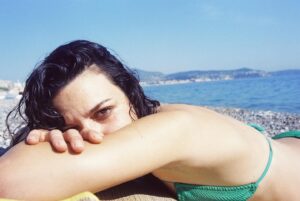 Mădălina Craiu Instagram - Bucăți de vacanță de anul ăsta, că m-am plimbat cu aparatul peste tot. De când l-am luat și de când fac poze cu el, ce vine de la developat trece la print și pozele din album, ca alea de când eram mici, sunt singurele pe care le rețin. O fi de la film sau de la faptul ca te obligă să imortalizezi doar ce ți se pare relevant, dar mă bucur ca un copil când mă uit la ele sau pot să le iau în mână.
PS O să vină și peisaje și oamenii cu care am fost, am mai multe decât credeam
PPS Dacă scoateți de la naftalină aparatele pe film, vă recomand să developați la @camera.lucidda.lab , fac o reclamă cat se poate de subiectivă și gratuită, dar sunt tineri și pasionați, sunt printre cei mai buni de pe piață și au prețuri mai abordabile decât media