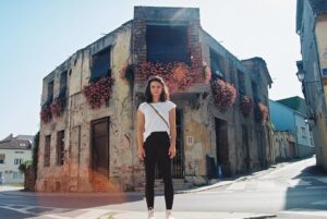 Mădălina Craiu Instagram - Bucăți de vacanță de anul ăsta, că m-am plimbat cu aparatul peste tot. De când l-am luat și de când fac poze cu el, ce vine de la developat trece la print și pozele din album, ca alea de când eram mici, sunt singurele pe care le rețin. O fi de la film sau de la faptul ca te obligă să imortalizezi doar ce ți se pare relevant, dar mă bucur ca un copil când mă uit la ele sau pot să le iau în mână.
PS O să vină și peisaje și oamenii cu care am fost, am mai multe decât credeam
PPS Dacă scoateți de la naftalină aparatele pe film, vă recomand să developați la @camera.lucidda.lab , fac o reclamă cat se poate de subiectivă și gratuită, dar sunt tineri și pasionați, sunt printre cei mai buni de pe piață și au prețuri mai abordabile decât media
