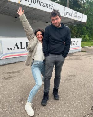 Mădălina Craiu Instagram - Am terminat Clanul!!!
Faceți cunoștință cu echipa de șoc, oamenii care au lucrat 12 ore pe zi în fiecare zi, timp de doi ani, ca să spunem povestea de care v-ați bucurat alături de noi. Ei sunt echipa din spate, cei care nu apar niciodată în fața camerei, dar fără de care nimic nu ar fi posibil. 
În ordinea apariției,
Mihai, First AD, asistent de regie și liantul între noi toți, omul care știe tot și care are o inimă dublă, care a pus sănătatea lui la bătaie pentru buna desfășurare a lucrului și care a reușit să ne țină sudați până la sfârșit 
Manuela Key Hair, Regina buclelor și bărbilor tăiate la milimetru 
Lupu, Focus Puller, datorită căruia ne vedeți clar, care ajustează focusul în timp real și ne estimează pașii la ochi, fără de care nu s-ar vedea nimic
Mihnea, capul departamentului de sunet, fără de care nu ne-am auzi și cel cu care am lucrat ani de zile și la alte proiecte și echipa lui:
John, care ne pune lavaliere în cele mai inventive locuri și aleargă cu boom-ul după noi să capteze pași, respirații, zgomote de fond alături și de -
Andrei, la fel de lipit de noi, cu aceleași atribuții, ceva mai înalt și clar la fel de vesel
Rox, Make up On Set, care are grijă să arătăm la fel la fiecare început de dublă, face retușuri în secunde și m-a ținut hidratată doi ani
Silviu, Props, face parte și departamentul care se ocupă să avem toate obiectele de joc, fără ei nu ar exista telefoane, bilețele, pistoale și dosare; care în timpul liber e apicultor și ne aduce miere
Sergiu, 2nd AD, mâna dreaptă a lui Mihai și cel care are grijă să fim informați în fiecare minut despre tot ce se întâmplă pe set, să ne aducă orice am avea nevoie și să se asigure că ne machiem, ne îmbrăcăm și plecăm la timp pe set, are ochi și urechi și grijă pentru toată lumea concomitent
Dora, Key Make Up, datorită căreia arătăm a oameni, dar și cea care ne bușește fețele în funcție de rănile aferente mafioților, cea cu care facem și tura de terapie dimineața 
Ei sunt o parte mică din toată echipa pe care sper ca o pot pune integral pe story și pe care o sa o las în highlights
Mulțumim frumos pentru tot! Sunteți cei mai tari, ați muncit ca nebunii și mă bucur enorm ca am lucrat împreună!