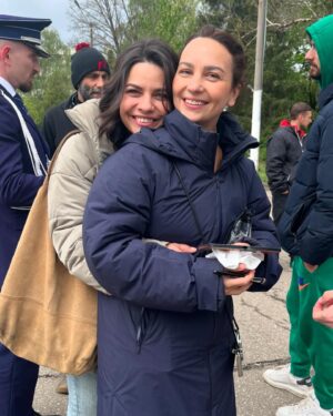 Mădălina Craiu Instagram - Am terminat Clanul!!!
Faceți cunoștință cu echipa de șoc, oamenii care au lucrat 12 ore pe zi în fiecare zi, timp de doi ani, ca să spunem povestea de care v-ați bucurat alături de noi. Ei sunt echipa din spate, cei care nu apar niciodată în fața camerei, dar fără de care nimic nu ar fi posibil. 
În ordinea apariției,
Mihai, First AD, asistent de regie și liantul între noi toți, omul care știe tot și care are o inimă dublă, care a pus sănătatea lui la bătaie pentru buna desfășurare a lucrului și care a reușit să ne țină sudați până la sfârșit 
Manuela Key Hair, Regina buclelor și bărbilor tăiate la milimetru 
Lupu, Focus Puller, datorită căruia ne vedeți clar, care ajustează focusul în timp real și ne estimează pașii la ochi, fără de care nu s-ar vedea nimic
Mihnea, capul departamentului de sunet, fără de care nu ne-am auzi și cel cu care am lucrat ani de zile și la alte proiecte și echipa lui:
John, care ne pune lavaliere în cele mai inventive locuri și aleargă cu boom-ul după noi să capteze pași, respirații, zgomote de fond alături și de -
Andrei, la fel de lipit de noi, cu aceleași atribuții, ceva mai înalt și clar la fel de vesel
Rox, Make up On Set, care are grijă să arătăm la fel la fiecare început de dublă, face retușuri în secunde și m-a ținut hidratată doi ani
Silviu, Props, face parte și departamentul care se ocupă să avem toate obiectele de joc, fără ei nu ar exista telefoane, bilețele, pistoale și dosare; care în timpul liber e apicultor și ne aduce miere
Sergiu, 2nd AD, mâna dreaptă a lui Mihai și cel care are grijă să fim informați în fiecare minut despre tot ce se întâmplă pe set, să ne aducă orice am avea nevoie și să se asigure că ne machiem, ne îmbrăcăm și plecăm la timp pe set, are ochi și urechi și grijă pentru toată lumea concomitent
Dora, Key Make Up, datorită căreia arătăm a oameni, dar și cea care ne bușește fețele în funcție de rănile aferente mafioților, cea cu care facem și tura de terapie dimineața 
Ei sunt o parte mică din toată echipa pe care sper ca o pot pune integral pe story și pe care o sa o las în highlights
Mulțumim frumos pentru tot! Sunteți cei mai tari, ați muncit ca nebunii și mă bucur enorm ca am lucrat împreună!