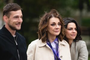 Mădălina Craiu Instagram - Ultima zi de filmare, câteva poze și ultima oară când ne-am distrat în combinația asta la o filmare pentru Clanul. Să vină tot mai multe alte proiecte și să ne păstrăm. Mulțumesc pentru călătorie.
Revin luni când ne luăm la revedere și de la cei care ne văd pe ProTV. Pentru cei care ne-au urmărit pe Voyo, mulțumim frumos ca ne-ați fost aproape și ne-ați susținut. 
Pentru ca luni plănuiesc să vă fac cunoștință cu echipa tehnică, astăzi este despre echipa creativă și colegii pe care m-am sprijinit și datorită cărora cred ca am ajuns sa fiu o actriță mai bună. Mulțumesc creatorilor și producătorilor acestui serial pentru încredere și pentru încăpățânarea de a-mi da secvențe grele de jucat, dar și pentru ca mi i-au dat pe Carmen și pe Cristian și pe Denis ca parteneri. Mulțumesc și mulțumim regizorilor pentru răbdare și îndrumare și directorului de imagine pentru estetica în care ne-a lăsat să ne jucăm de-a Clanul. 
Mulțumim, vă pupăm și vă așteptăm alături de noi în următoarele proiecte🫡