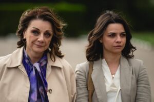 Mădălina Craiu Instagram - Ultima zi de filmare, câteva poze și ultima oară când ne-am distrat în combinația asta la o filmare pentru Clanul. Să vină tot mai multe alte proiecte și să ne păstrăm. Mulțumesc pentru călătorie.
Revin luni când ne luăm la revedere și de la cei care ne văd pe ProTV. Pentru cei care ne-au urmărit pe Voyo, mulțumim frumos ca ne-ați fost aproape și ne-ați susținut. 
Pentru ca luni plănuiesc să vă fac cunoștință cu echipa tehnică, astăzi este despre echipa creativă și colegii pe care m-am sprijinit și datorită cărora cred ca am ajuns sa fiu o actriță mai bună. Mulțumesc creatorilor și producătorilor acestui serial pentru încredere și pentru încăpățânarea de a-mi da secvențe grele de jucat, dar și pentru ca mi i-au dat pe Carmen și pe Cristian și pe Denis ca parteneri. Mulțumesc și mulțumim regizorilor pentru răbdare și îndrumare și directorului de imagine pentru estetica în care ne-a lăsat să ne jucăm de-a Clanul. 
Mulțumim, vă pupăm și vă așteptăm alături de noi în următoarele proiecte🫡