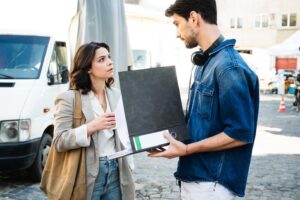 Mădălina Craiu Instagram - Ultima zi de filmare, câteva poze și ultima oară când ne-am distrat în combinația asta la o filmare pentru Clanul. Să vină tot mai multe alte proiecte și să ne păstrăm. Mulțumesc pentru călătorie.
Revin luni când ne luăm la revedere și de la cei care ne văd pe ProTV. Pentru cei care ne-au urmărit pe Voyo, mulțumim frumos ca ne-ați fost aproape și ne-ați susținut. 
Pentru ca luni plănuiesc să vă fac cunoștință cu echipa tehnică, astăzi este despre echipa creativă și colegii pe care m-am sprijinit și datorită cărora cred ca am ajuns sa fiu o actriță mai bună. Mulțumesc creatorilor și producătorilor acestui serial pentru încredere și pentru încăpățânarea de a-mi da secvențe grele de jucat, dar și pentru ca mi i-au dat pe Carmen și pe Cristian și pe Denis ca parteneri. Mulțumesc și mulțumim regizorilor pentru răbdare și îndrumare și directorului de imagine pentru estetica în care ne-a lăsat să ne jucăm de-a Clanul. 
Mulțumim, vă pupăm și vă așteptăm alături de noi în următoarele proiecte🫡