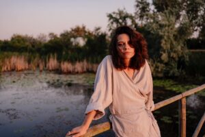 Mădălina Craiu Instagram - @sabinacostinel in plin ponton, să tot fie vreo două luni de când am făcut pozele astea, pe vremea când eram prin deltă și eram “la muncă” și ne vedeam zilnic