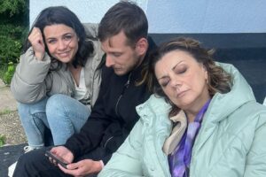 Mădălina Craiu Instagram - Ultima zi de filmare, câteva poze și ultima oară când ne-am distrat în combinația asta la o filmare pentru Clanul. Să vină tot mai multe alte proiecte și să ne păstrăm. Mulțumesc pentru călătorie.
Revin luni când ne luăm la revedere și de la cei care ne văd pe ProTV. Pentru cei care ne-au urmărit pe Voyo, mulțumim frumos ca ne-ați fost aproape și ne-ați susținut. 
Pentru ca luni plănuiesc să vă fac cunoștință cu echipa tehnică, astăzi este despre echipa creativă și colegii pe care m-am sprijinit și datorită cărora cred ca am ajuns sa fiu o actriță mai bună. Mulțumesc creatorilor și producătorilor acestui serial pentru încredere și pentru încăpățânarea de a-mi da secvențe grele de jucat, dar și pentru ca mi i-au dat pe Carmen și pe Cristian și pe Denis ca parteneri. Mulțumesc și mulțumim regizorilor pentru răbdare și îndrumare și directorului de imagine pentru estetica în care ne-a lăsat să ne jucăm de-a Clanul. 
Mulțumim, vă pupăm și vă așteptăm alături de noi în următoarele proiecte🫡