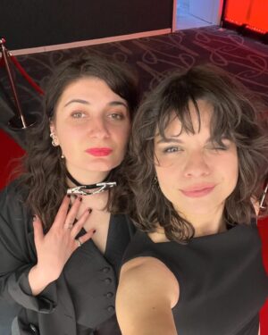 Mădălina Craiu Instagram - Încă o seară la @premiilegopo și fotografii pentru care le mulțumesc lui @cosmin.kleiner, Adrian Holerga și bunei mele prietene @ioanasourcherry care reușește să mă prindă în cele mai neortodoxe momente, dar care totuși ne definesc relația 
Imense mulțumiri @person_a___ pentru rochia în care poți face orice, păstrând demnitatea ocaziei. Sunt un brand nou si au o colecție super, extrem de comodă și cel mai important, rochiile au buzunare. E foarte important. Știi ce să faci cu mâinile.
M-am și tuns, și pentru ca am o disciplină execrabilă în ceea ce privește cine mă tunde, mi-am făcut programare în primul salon pe care l-am văzut pe stradă. Slavă cerului ca am ajuns pe mâna lui Cătălin de la @gettshairstudioradisson , pe care cale îi mulțumesc, îmi place mult ce a ieșit dintr-o pornire atât de impulsivă