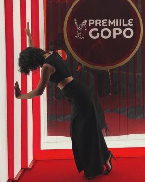 Mădălina Craiu Instagram - Încă o seară la @premiilegopo și fotografii pentru care le mulțumesc lui @cosmin.kleiner, Adrian Holerga și bunei mele prietene @ioanasourcherry care reușește să mă prindă în cele mai neortodoxe momente, dar care totuși ne definesc relația 
Imense mulțumiri @person_a___ pentru rochia în care poți face orice, păstrând demnitatea ocaziei. Sunt un brand nou si au o colecție super, extrem de comodă și cel mai important, rochiile au buzunare. E foarte important. Știi ce să faci cu mâinile.
M-am și tuns, și pentru ca am o disciplină execrabilă în ceea ce privește cine mă tunde, mi-am făcut programare în primul salon pe care l-am văzut pe stradă. Slavă cerului ca am ajuns pe mâna lui Cătălin de la @gettshairstudioradisson , pe care cale îi mulțumesc, îmi place mult ce a ieșit dintr-o pornire atât de impulsivă