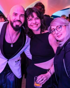 Mădălina Craiu Instagram - Încă o seară la @premiilegopo și fotografii pentru care le mulțumesc lui @cosmin.kleiner, Adrian Holerga și bunei mele prietene @ioanasourcherry care reușește să mă prindă în cele mai neortodoxe momente, dar care totuși ne definesc relația 
Imense mulțumiri @person_a___ pentru rochia în care poți face orice, păstrând demnitatea ocaziei. Sunt un brand nou si au o colecție super, extrem de comodă și cel mai important, rochiile au buzunare. E foarte important. Știi ce să faci cu mâinile.
M-am și tuns, și pentru ca am o disciplină execrabilă în ceea ce privește cine mă tunde, mi-am făcut programare în primul salon pe care l-am văzut pe stradă. Slavă cerului ca am ajuns pe mâna lui Cătălin de la @gettshairstudioradisson , pe care cale îi mulțumesc, îmi place mult ce a ieșit dintr-o pornire atât de impulsivă