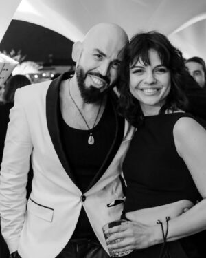Mădălina Craiu Instagram - Încă o seară la @premiilegopo și fotografii pentru care le mulțumesc lui @cosmin.kleiner, Adrian Holerga și bunei mele prietene @ioanasourcherry care reușește să mă prindă în cele mai neortodoxe momente, dar care totuși ne definesc relația 
Imense mulțumiri @person_a___ pentru rochia în care poți face orice, păstrând demnitatea ocaziei. Sunt un brand nou si au o colecție super, extrem de comodă și cel mai important, rochiile au buzunare. E foarte important. Știi ce să faci cu mâinile.
M-am și tuns, și pentru ca am o disciplină execrabilă în ceea ce privește cine mă tunde, mi-am făcut programare în primul salon pe care l-am văzut pe stradă. Slavă cerului ca am ajuns pe mâna lui Cătălin de la @gettshairstudioradisson , pe care cale îi mulțumesc, îmi place mult ce a ieșit dintr-o pornire atât de impulsivă