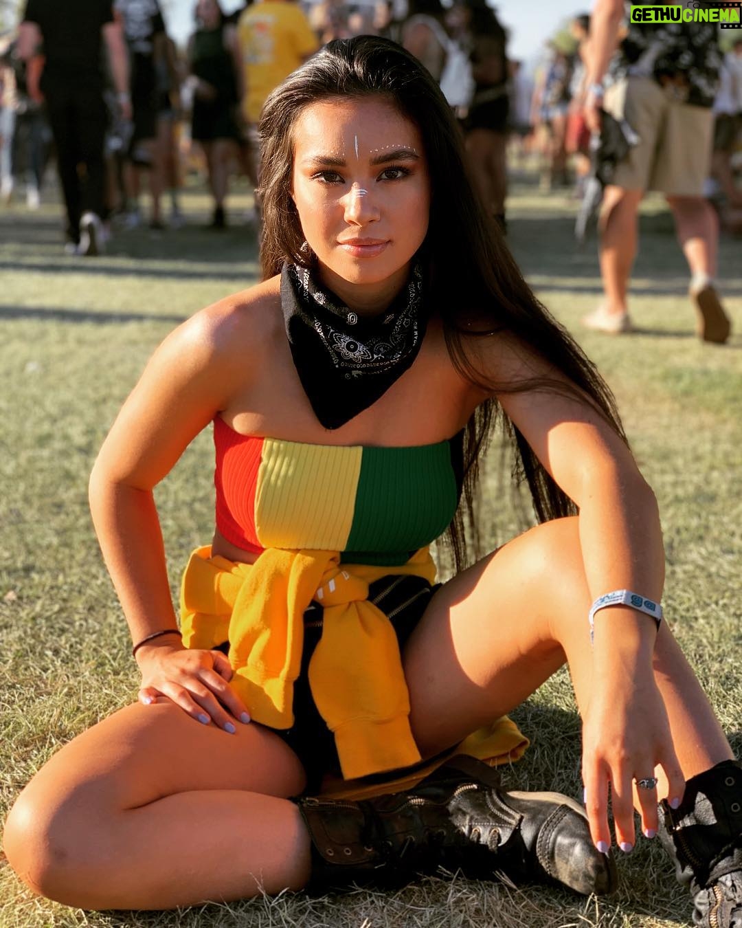 Madalyn Horcher - 1.2K Likes - Coachella 2019 is a wrap 🎉 when you swipe the blue thing in my mouth is gum...because I love gum 😐 #coachella #2019 more photos later!