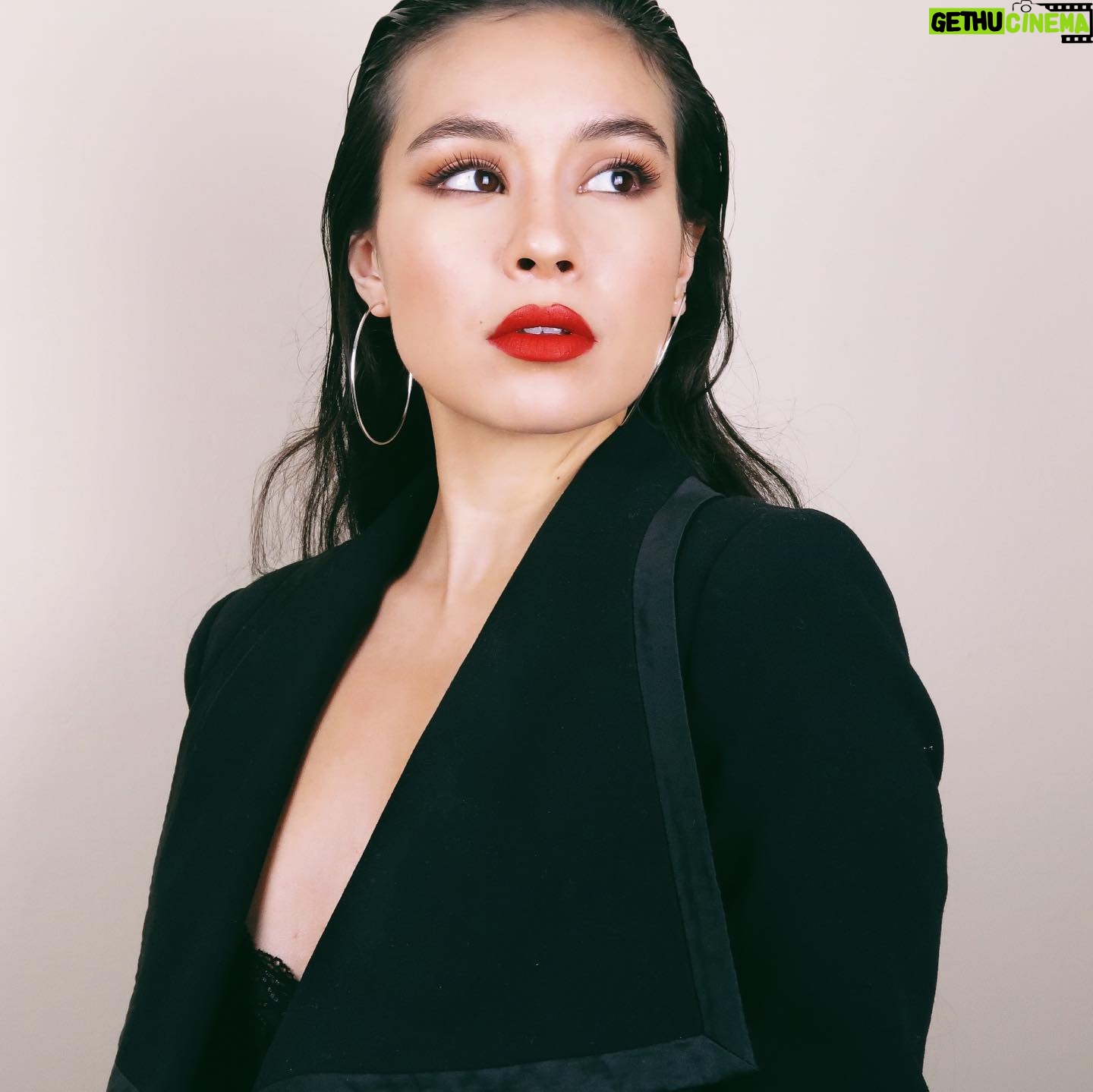 Madalyn Horcher - 890 Likes - I don’t kiss on the lips...wouldn’t want to smudge my lipstick 😏