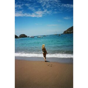 Madelyn Deutch Instagram - bach me if u can 🏃🏼‍♀️🍍💓 thank u to my oldest friends and especially my sis, M.O.H. extraordinaire ~ what a lucky girl i am.