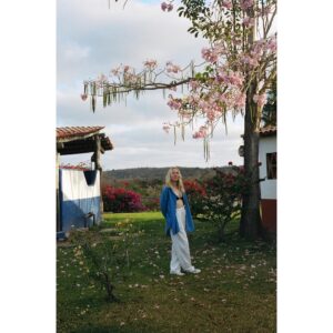 Madelyn Deutch Instagram - bach me if u can 🏃🏼‍♀️🍍💓 thank u to my oldest friends and especially my sis, M.O.H. extraordinaire ~ what a lucky girl i am.