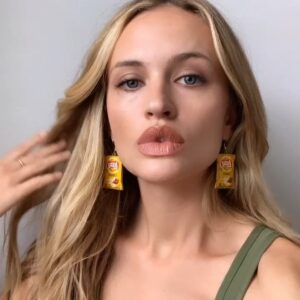 Madison Riley Instagram - Meet Feelonya Keepemattached. She is a female empowerment relationships sexpert who doesn’t GIVE A FUGGGGG. I don’t know where she’s from. Don’t hate the chip or the bag. @dollskill