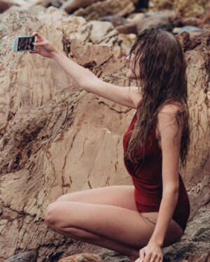 Madison Riley Instagram - “Smartphone smartphone in my hand, how am I going to remove all this sand.” #vaginalexfoliation
#naturesremedies 
#sandstar 
#thereareasmanyworldsasgrainsofsand
#scrublife 
#selfie
#sandycrack
#🤳🏻