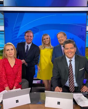 Madison Thompson Instagram - 💛💐⭐️ morning sunshine!!!

starting the am off with @ktla5news wearing @katespadeny 🌻