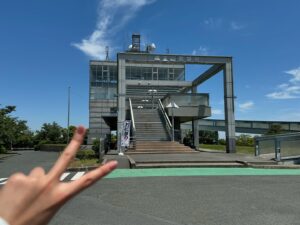 Madoka Umemoto Instagram - 田原市にツーリングに行った時に蔵王山展望台へ🏍️💨
蔵王山は登ると高い場所に着た感があるのですが、あまり登っている感覚がないくらい走りやすいです。
ゆるゆるとトコトコ走っているとついちゃう、凄く行きやすい展望台👀✨
行き方が2通りあり、3・4枚目のルートから行くと2車線で道は広いけどたまにヘアピンのようなカーブがあり
5・6枚目のルートから行くと2車線ほどの幅はないけどカーブも緩く走りやすいという感じで少し印象が変わります🤓
私は行き道はスタッフの方に5・6枚目の方が登りやすいと思うと案内して頂きました🏍️💕
初心者ライダーでもこの展望台はどちらの道も走りやすくいいツーリングになりそう🤔
展望台ってたまにちょっと難易度高いじゃん！と感じるルートがあるのでここは安心していけちゃうし、オススメできるなと感じました🌟
M820WDのドライブレコーダーを使ってこんな風に説明したり、話せるのもいいですよね😆