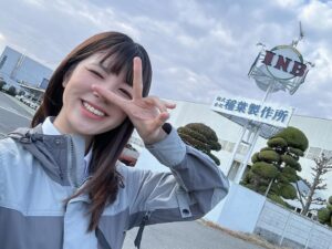 Madoka Umemoto Instagram - だいぶ前のことですが、、、
デイトナさんが行っているイナバ物置勉強会にお邪魔させて頂きました🤓
webオートバイさんにレポートがUPされているのでまだ見ていない方は是非見てね👀❤️✨

#デイトナ　#イナバ物置　#100人　#乗っても　#大丈夫　#バイク　#バイクガレージ　#憧れ　#夢　#勉強会　#愛知県　#工場　#レポート　#見てね　#梅本まどか