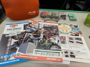 Madoka Umemoto Instagram - だいぶ前のことですが、、、
デイトナさんが行っているイナバ物置勉強会にお邪魔させて頂きました🤓
webオートバイさんにレポートがUPされているのでまだ見ていない方は是非見てね👀❤️✨

#デイトナ　#イナバ物置　#100人　#乗っても　#大丈夫　#バイク　#バイクガレージ　#憧れ　#夢　#勉強会　#愛知県　#工場　#レポート　#見てね　#梅本まどか