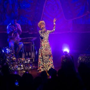 Mãeana Instagram - Quem aí curtiu um piseiro com bossa nova ontem? Mãeana se apresentou na Casa Natura Musical com o seu show “Mãeana canta JG”.

Pela primeira vez na Casa e com ingressos esgotados, a artista trouxe um repertório inspirado nas canções de João Gilberto e João Gomes, celebrando a união entre Piseiro e Bossa Nova de maneira extraordinária.

A interpretação envolvente acompanhada de guitarra e percussão fez o público dançar coladinho ao som de “Meu Pedaço de Pecado” e “Tô Sem Você”, além de cantar juntinho cada verso de “Digo ou Não Digo/Insensatez” e “Fica Comigo/Chega de Saudade” show adentro.

Uma apresentação de energia contagiante, onde artista e plateia fizeram da noite um momento inesquecível.

Agradecemos a todes pela presença e por tornarem essa noite tão especial! 🧡

Vem conferir a programação especial de aniversário da Casa Natura Musical e acompanhar os próximos shows no site: www.casanaturamusical.com.br (link na bio). 🔗

📷 Foto e edição: Rafael Botas @rafael.botas

#NosEncontramosnaMúsica