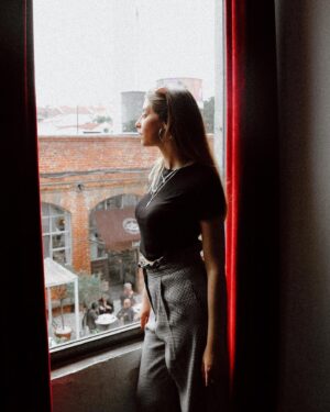 Mafalda Aragão Instagram - “Em mim esta atitude, que o muito sonhar me enquistou, faz-me ver sempre da realidade a parte que é sonho.” ✨ Faltam 2 dias @mm.happyhome