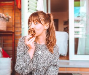 Mafalda Aragão Instagram - 🍪𝐂𝐨𝐨𝐤𝐢𝐞𝐬 𝐝𝐞 𝐁𝐚𝐧𝐚𝐧𝐚 𝐞 𝐀𝐯𝐞𝐢𝐚🍪
Sim aproveitei a quarentena para aprender #receitassaudáveis porque sou #fatty e se não aprendesse cenas saudáveis ia sair da #quarentena a rebolar 
𝐈𝐧𝐠𝐫𝐞𝐝𝐢𝐞𝐧𝐭𝐞𝐬
-2 bananas
-1 chávena de flocos de aveia
-50g chocolate 80% cacau em pepitas

𝐂𝐨𝐦𝐨 𝐟𝐚𝐳𝐞𝐫
1- Pré aquecer o forno a 180•
2- Esmigalhar as duas bananas num prato com um garfo
3- Juntar os flocos de aveia e misturar
3- Juntar as pepitas de chocolate a gosto
4- Moldar as cookies do tamanho desejado 
5- Levar ao forno por 15 minutos
6- Comer tudo de uma vez

Done done done 🍪
