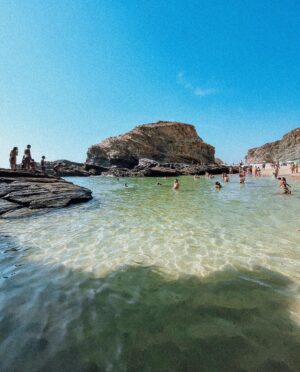 Mafalda Aragão Instagram - Sonhei com a praia da última fotografia durante uns meses. Nunca percebi porque é que estava a sonhar com essa praia porque nunca tinha ido a nenhuma assim. Até que nestas férias bonitas passando por umas rochas encontrei-a. Sem saber porquê ainda aos dias de hoje, mas achei-a bonita e transmitiu-me tranquilidade.