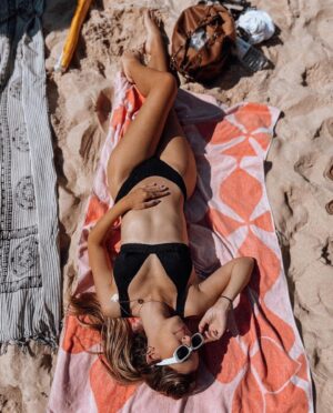 Mafalda Aragão Instagram - Sonhei com a praia da última fotografia durante uns meses. Nunca percebi porque é que estava a sonhar com essa praia porque nunca tinha ido a nenhuma assim. Até que nestas férias bonitas passando por umas rochas encontrei-a. Sem saber porquê ainda aos dias de hoje, mas achei-a bonita e transmitiu-me tranquilidade.