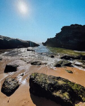 Mafalda Aragão Instagram - Sonhei com a praia da última fotografia durante uns meses. Nunca percebi porque é que estava a sonhar com essa praia porque nunca tinha ido a nenhuma assim. Até que nestas férias bonitas passando por umas rochas encontrei-a. Sem saber porquê ainda aos dias de hoje, mas achei-a bonita e transmitiu-me tranquilidade.