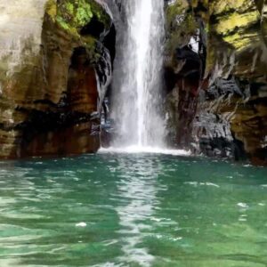 Mafalda Aragão Instagram - Durante uns segundos fiquei sem ar.
Passar o aniversário aqui foi especial. 
Quero voltar para a ilha 🌿

#açores #sãomiguel #saltodocabrito