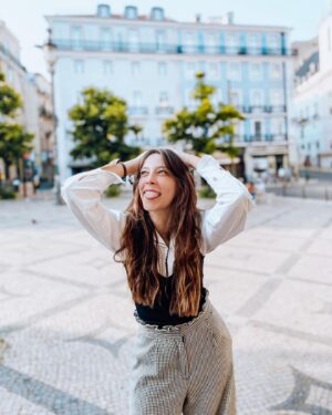Mafalda Aragão Instagram - Vou de férias durante uns tempos… vou viajar por aí, vou fazer voluntariado, vou estudar, visitar amigos, apaixonar-me, aprender novas línguas, viver costumes de outras culturas e conhecer cada recanto do mundo. Mas irei sempre voltar a casa. Lisboa, Portugal 🌸

“A verdadeira afeição na longa ausência se prova.”
- Luís de Camões