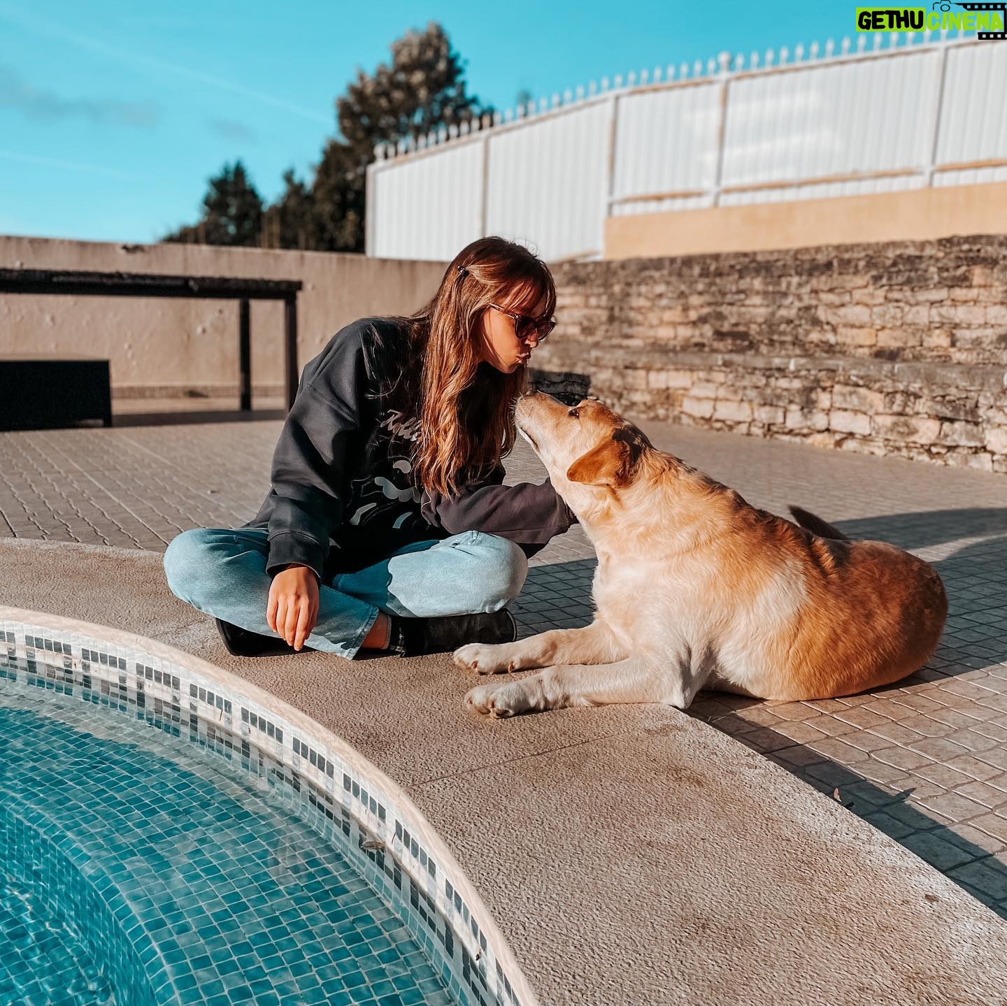 Mafalda Aragão - 1.1K Likes - Da saga “Dos amigos que gosto mais e com que estou menos” João: O amigo que sabia como estava mal neste dia e ouviu-me, deu-me comida mas sem pressão, tirou-me estas fotografias que me fizeram sentir bonita, foi comigo às compras, carregou os meus sacos e ofereceu-me uma limonada sem gelo e sem açúcar porque sabe.