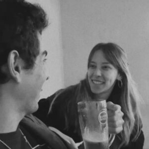 Mafalda Aragão Instagram - Da saga “Dos amigos que gosto mais e com que estou menos” João: O amigo que sabia como estava mal neste dia e ouviu-me, deu-me comida mas sem pressão, tirou-me estas fotografias que me fizeram sentir bonita, foi comigo às compras, carregou os meus sacos e ofereceu-me uma limonada sem gelo e sem açúcar porque sabe.