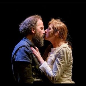 Mafalda Jara Instagram - Último dia! 
Obrigada a todos por estas semanas incríveis ❤️

A TRAGÉDIA DE MACBETH 

A Tragédia de Macbeth, cujo nome não se pronuncia, é a peça do sobrenatural em cena. Esta obra escura, incendiária de teatros, senta, no trono da Escócia, um guerreiro medieval que, após um regicídio pronunciado pelas bruxas, inicia um combate pelo seu destino de sangue, fazendo da sua mente o campo de batalha. Lady Macbeth completa o casal, porventura o mais feliz de Shakespeare, reforçando o ambíguo impulso monologar da peça, onde só se vê o que se ilumina com tochas e velas.

Texto William Shakespeare
Tradução João Paulo Esteves da Silva
Encenação e Adaptação Bruno Bravo
Interpretação António Mortágua, Diogo Mazur, Mafalda Jara, Mónica Garnel e Natacha Esteves
Voz Off Mia Seabra
Música Original e Sonoplastia Sérgio Delgado 
Desenho de Luz Alexandre Costa
Operação Técnica António Vilar
Cenografia e Figurinos Stéphane Alberto
Assistentes de cenografia Daniela Cardante e Tatiane Oliveira
Estagiária de cenografia Beatriz Santos
Confecção de Figurinos Aldina Jesus
Construção de Cenário David Paredes
Produção Leonardo Garibaldi

Primeiros Sintomas é uma estrutura financiada pela República Portuguesa - Cultura / DGArtes
