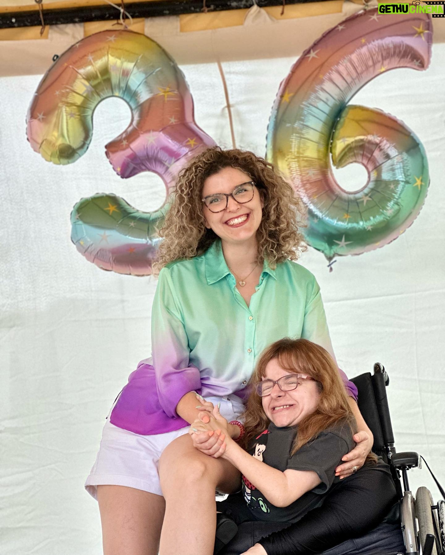 Mafalda Ribeiro - 346 Likes - A rainha das festas @nadiarlopes chegou aos 36 🥳 há uns dias, mas este tratado de honra chega sem data marcada no calendário, porque ela é literalmente a de todos os dias, desde o seu era uma vez. Onde ela está há cor, riso, luz e movimento (não fosse ela a hiperactiva do nosso 💖!). Não me lembro da minha vida antes de ela existir. Só do momento em que soube que ela tinha chegado e o nome dela não satisfez os meus desejos 😂 Mal sabia eu que esta prima (facilmente confundida com uma irmã nova que se acha velha!) e afilhada ia dar-me tanto orgulho, alegrias e ser uma parceira de existência. Este mulherão de caracois, abraço das entranhas e sorriso fácil é uma das minhas responsabilidades saudáveis. Se algum dia precisasse de medir o impacto das minhas escolhas na vida dos outros, bastava-me a Nádia e tudo o que a vejo ser e fazer tão melhor do que eu🥹 Continua a caber-me no colo, a dar-me colo e a querer que as suas “ricas filhas” cresçam com a tia que não cresceu 😂 A minha miúda continua frenética na urgência de querer deixar o mundo melhor à sua passagem, mas também sabe que é rendida Àquele que o criou que o Bem permanece. Eu continuo a achar que Ele deu-lhe mais horas no dia do que a todos nós😇 Ama-la é um direito que me foi dado desde o seu princípio. Admira-la é o dever que tenho feito por cumprir 🫶
Atenção: a 2a foto pode causar vergonha alheia à estilosa da aniversariante 😉
#anadiafez36 #nosteuscaracois #muitasvezesmaisdoquetodas #tudodenadia