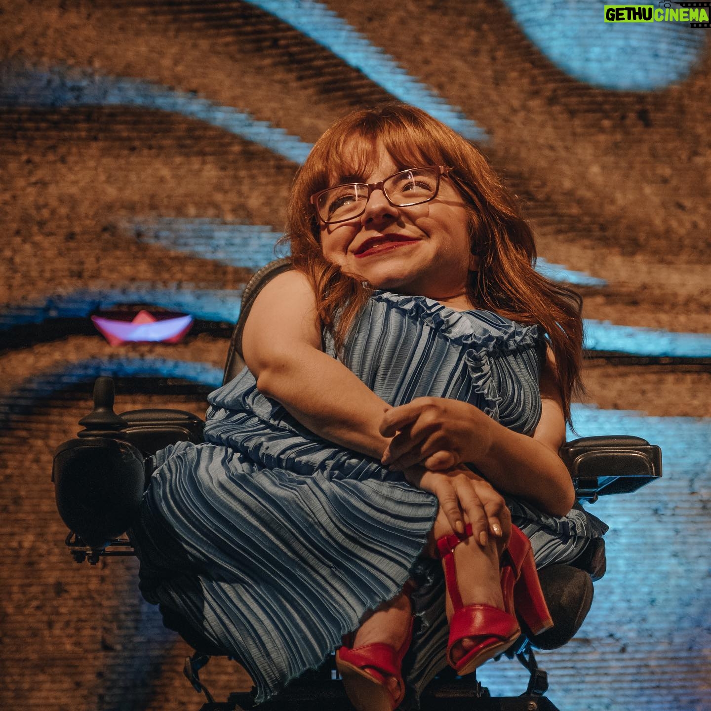 Mafalda Ribeiro - 354 Likes - 1o dia deste (meu) Maio e o meu entusiasmo de o iniciar, este ano, é sublinhado pela ternura dos quarenta. Daqui a dez dias o calendário vai fazer nascer uma quarentona de 97 cm. O poeta cantou: “Anda ver, Maio nasceu / Que a voz não te esmoreça a turba rompeu”. A minha leitura deste mês, que antecede a primeira metade de um ano, é sempre a da Esperança e do Entusiasmo. Este é o mês de plantar e de confiar. Para mim é ainda,também, o mês de agradecer, celebrar e olhar para trás, apenas e só, para olhar para a travessia da minha existência enquanto fidelidade divina.
Para quem teve logo à nascença uma esperança média de vida tão dúbia, quanto curta, viver cada dia como se de uma milagre se tratasse passou a ser um dever. A poesia diz-nos tantas vezes que esta vida é um sopro, mas só quando confrontados com os choques inesperados no nosso desafio de viver, ou de alguém próximo, é que transformamos as palavras bonitas em gestos, conscientes de que gastamos demasiado tempo com coisas e situações inúteis. A nossa única utilidade é sermos presentes, gratos, intencionais e verdadeiros para nós e para o mundo. Sair da nossa bolha egoísta, por vontade própria, no meu entender, é o caminho estreito, que também conduz à Esperança, e um rio que tudo pode arrastar.
Quanto mais vivo, mais assumo que não controlo nada, não estou preparada para nada e nem me considero dona de pseudo certezas intelectuais. Paralelamente, preciso de continuar a espantar-me com a beleza disto de estar viva, de crer posicionada, sem vergonha, nas minhas convicções e de ser capaz de acolher o desconhecido que aí vem, a respirar a paz de querer que se faça em mim a vontade d’Aquele que me imaginou🙏💛
📸 by @b_love.studios
#gotasnocharco #mafaldaribeiro #gratidao #meumaio #quasequarentona #esperança