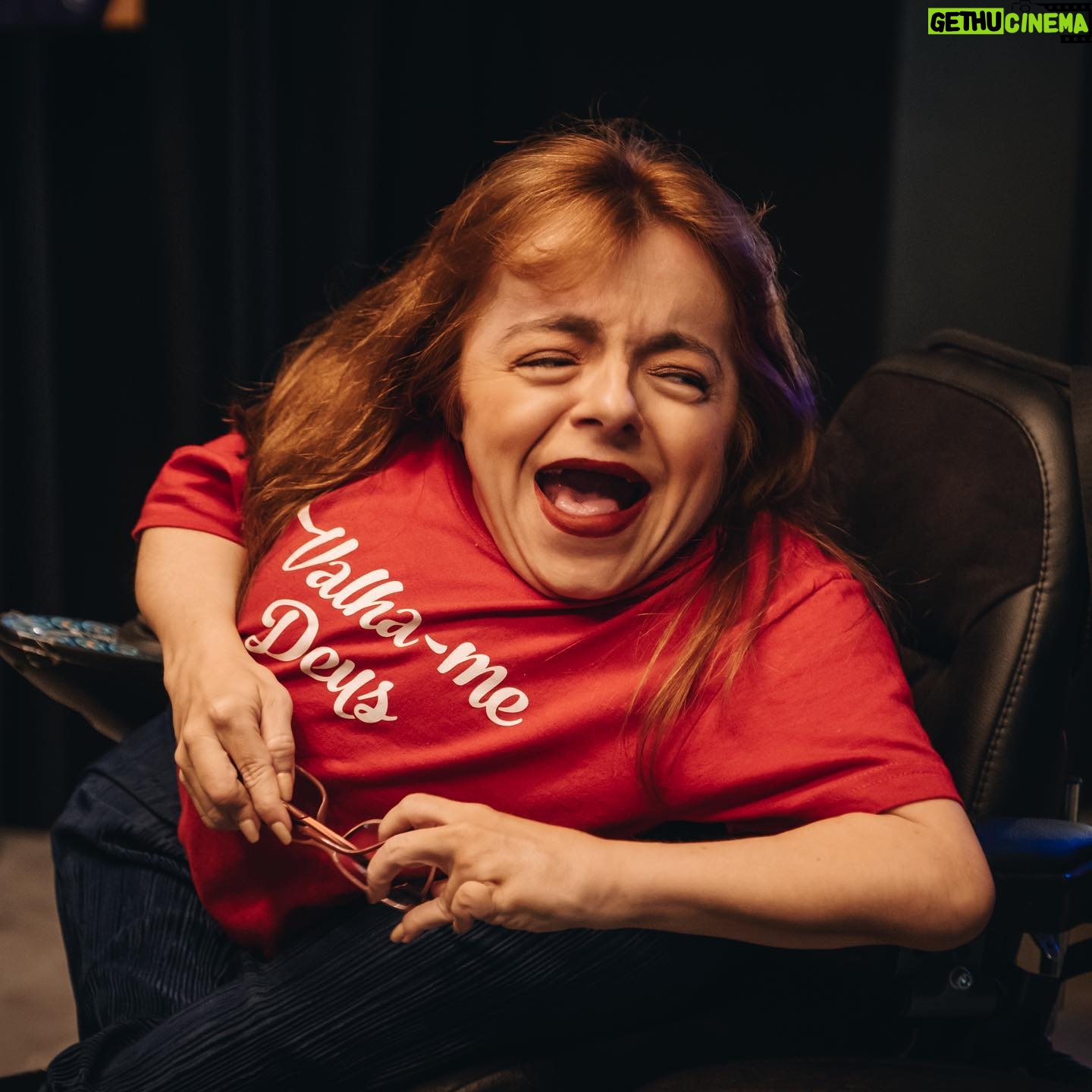 Mafalda Ribeiro - 404 Likes - Acerca do estado do país, ouvimos, volta na volta, “é melhor rir para não chorar”. Dentro do meu mundo interior também fui percebendo com o tempo que rir é mesmo o melhor remédio, porque mingua os problemas e esvazia o balão das preocupações. Quando tudo à nossa volta nos parece do avesso e a nossa impotência humana agudiza, lá soltamos um “valha-nos Deus”, como se esse clamor fosse o derradeiro suspiro. Afinal, a opção frequente é fazermos tudo à nossa maneira.
Contudo, nisto de querer viver cada vez menos à minha maneira, eu tenho constatado que o riso e o choro não são forçosamente uma antítese. As minhas lágrimas podem ser uma expressão física da minha alegria visceral. Uma espécie de contentamento espremido. Ao mesmo tempo que o meu riso pode ser uma arma para abater o desânimo que pretende acampar até descobrir a porta de entrada para o coração. E o perigo que é quando o deixamos entrar…
A alegria é sustentadora, protetora e redentiva e devia ser levada mais a sério. Porque é por causa da alegria que não enfraquecemos perante as injustiças, os sofrimentos e as loucuras de um mundo que precisa urgentemente de ser curado com e em Amor!
É por decidirmos ser habitados pela Alegria que isso nos leva a agir em compaixão, generosidade, gratidão e gentileza, seja regado a lágrimas ou salpicado de gargalhadas.
A alegria é sempre génese. Então, que nunca nos separemos dela, mesmo em tempos que nos parecem apocalípticos. A minha alegria não é uma fuga nem tão pouco uma aspirina que me distrai. Viver com um coração alegre é estar sempre disposta a arrancar o mal pela raiz!
📸 by @b_love.studios #gotasnocharco #rircomabocatoda #entusiasmo #gratidao #alegria #valhamedeus #sorrirsobrerodas