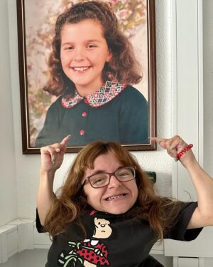 Mafalda Ribeiro Instagram - A rainha das festas @nadiarlopes chegou aos 36 🥳 há uns dias, mas este tratado de honra chega sem data marcada no calendário, porque ela é literalmente a de todos os dias, desde o seu era uma vez. Onde ela está há cor, riso, luz e movimento (não fosse ela a hiperactiva do nosso 💖!). Não me lembro da minha vida antes de ela existir. Só do momento em que soube que ela tinha chegado e o nome dela não satisfez os meus desejos 😂 Mal sabia eu que esta prima (facilmente confundida com uma irmã   nova que se acha   velha!) e afilhada ia dar-me tanto orgulho, alegrias e ser uma parceira de existência. Este mulherão de caracois, abraço das entranhas e sorriso fácil é uma das minhas responsabilidades   saudáveis. Se algum dia precisasse de medir o impacto das minhas escolhas na vida dos outros, bastava-me a Nádia e tudo o que a vejo ser e fazer tão melhor do que eu🥹 Continua a caber-me no colo, a dar-me colo e a querer que as suas “ricas filhas” cresçam com a tia que não cresceu 😂 A minha miúda continua frenética na urgência de querer deixar o mundo melhor à sua passagem, mas também sabe que é rendida Àquele que o criou que o Bem permanece. Eu continuo a achar que Ele deu-lhe mais horas no dia do que a todos nós😇 Ama-la é um direito que me foi dado desde o seu princípio. Admira-la é o dever que tenho feito por cumprir 🫶
Atenção: a 2a foto pode causar vergonha alheia à estilosa da aniversariante 😉
#anadiafez36 #nosteuscaracois #muitasvezesmaisdoquetodas #tudodenadia