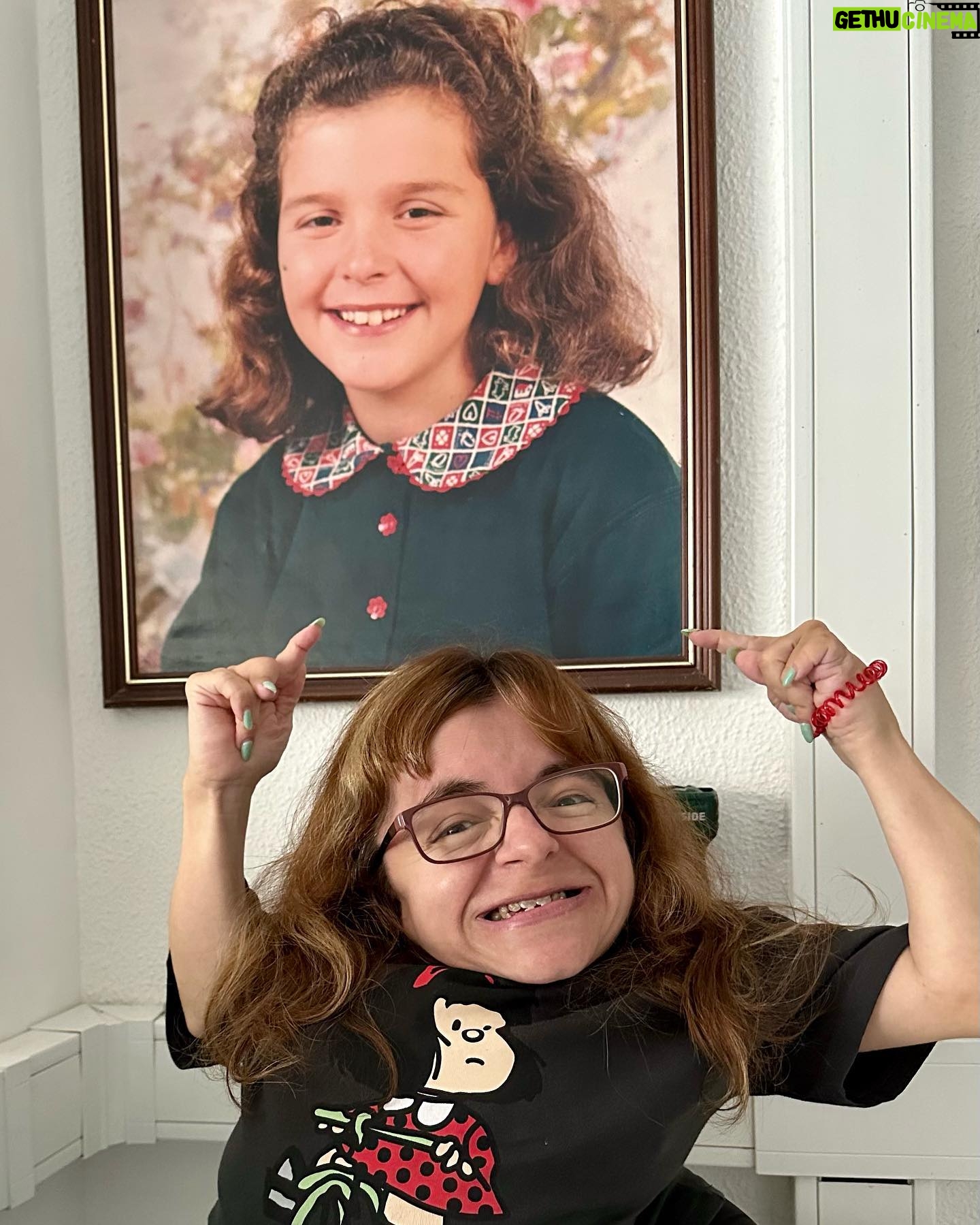 Mafalda Ribeiro - 346 Likes - A rainha das festas @nadiarlopes chegou aos 36 🥳 há uns dias, mas este tratado de honra chega sem data marcada no calendário, porque ela é literalmente a de todos os dias, desde o seu era uma vez. Onde ela está há cor, riso, luz e movimento (não fosse ela a hiperactiva do nosso 💖!). Não me lembro da minha vida antes de ela existir. Só do momento em que soube que ela tinha chegado e o nome dela não satisfez os meus desejos 😂 Mal sabia eu que esta prima (facilmente confundida com uma irmã nova que se acha velha!) e afilhada ia dar-me tanto orgulho, alegrias e ser uma parceira de existência. Este mulherão de caracois, abraço das entranhas e sorriso fácil é uma das minhas responsabilidades saudáveis. Se algum dia precisasse de medir o impacto das minhas escolhas na vida dos outros, bastava-me a Nádia e tudo o que a vejo ser e fazer tão melhor do que eu🥹 Continua a caber-me no colo, a dar-me colo e a querer que as suas “ricas filhas” cresçam com a tia que não cresceu 😂 A minha miúda continua frenética na urgência de querer deixar o mundo melhor à sua passagem, mas também sabe que é rendida Àquele que o criou que o Bem permanece. Eu continuo a achar que Ele deu-lhe mais horas no dia do que a todos nós😇 Ama-la é um direito que me foi dado desde o seu princípio. Admira-la é o dever que tenho feito por cumprir 🫶
Atenção: a 2a foto pode causar vergonha alheia à estilosa da aniversariante 😉
#anadiafez36 #nosteuscaracois #muitasvezesmaisdoquetodas #tudodenadia