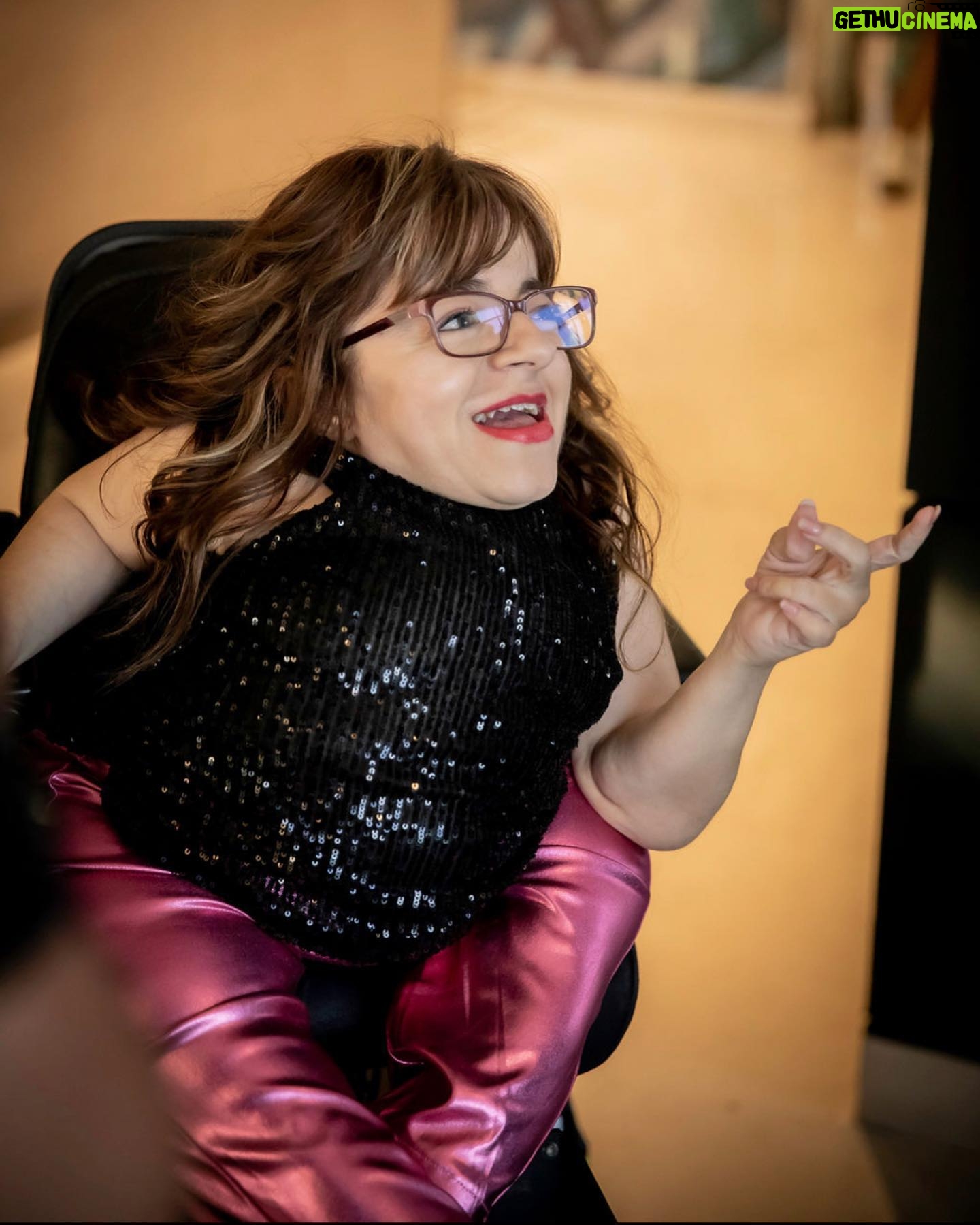Mafalda Ribeiro - 310 Likes - “Há quem viva 100 anos sem nunca ter 1/3 do amor que te rodeia!”, disse-me uma fabulosa amiga, depois de ver a galeria de fotos, da celebração dos meus 40, da talentosa @carlapais.photography 📸 E eu fiquei a pensar nisto: o Amor afinal não nos rodeia a todos? Porque é que algumas pessoas não o “têm”, por mais anos que vivam? Porque o Amor não é uma coisa que se apanha na rua e se leva para casa. O Amor não se pesca, não se ganha num jogo, não se implora, não se compra, não se descobre pela lógica, nem tão pouco se chega por malabarismos e piruetas. O Amor não é algo que possamos pensar em possuir, pois é ele que nos alcança a nós. Não é um direito, é um dever a partir do momento em que, por nos conhecermos, também nos sabemos amados. E é isso que nos torna disponíveis para amarmos o próximo - nem mais nem menos - como a nós mesmos.
Este Amor que hoje me rodeia é fruto de intencionalidade, de tempo investido, de produção de muitas Mesas, de lições aprendidas, de lucidez de que nada me pertence e de que eu nada controlo, de escuta e de partilha de vulnerabilidade, de confiança, de gratidão, de verdade, de sacrifícios, de medir o urgente, prioritário e importante, de aprender a distinguir o trigo do joio, de segundas oportunidades, de corações com olhos e cabeças com batimentos cardíacos, de desbravar caminho, de ver para além do que a vista alcança, de empurrar potencial, de espantar o mal com gargalhadas e centralizar a oração como linguagem máxima do meu Amor. Tudo isto é também uma espécie de íman. Portanto, o Amor que fica é o de todos aqueles que sabem que relacionar-se em amor é um trabalho em permanente construção. E que ainda assim não desistem de mergulhar❤️.
#gotasnocharco #gratidao #celebração #ebenezer #quarentinha #aniversário #ligacao