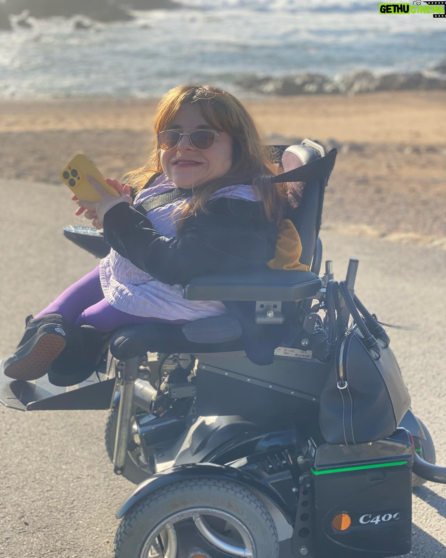 Mafalda Ribeiro - 303 Likes - A uma semana de vos dar 191 páginas do melhor de mim fui ver muitas gotas juntas no mar revolto da Foz do Porto 💙 Por mais que a alegria, alguma excitação infantil até, e a expectativa feliz sejam comigo, e com quem ao meu lado contribui para a efectivação deste sonho, sinto-me cada vez mais o barquinho de papel que, apesar de toda a sua aparente fragilidade, flui sereno em águas desconhecidas. Escolher atravessar a vida como dádiva, independentemente do estado do tempo, continua a ser a minha única forma de rodar (ou navegar) por cá.
Apanhar as gotas que me têm salpicado de LIGAÇÃO • ESPERANÇA • LIBERDADE • CONSISTÊNCIA • GRATIDÃO • ACEITAÇÃO • ENTUSIASMO, junta-las num charco, para partilhar convosco, é para mim um exercício declarativo de honra a tudo o que acredito. Não é a bateria da cadeira de rodas que me põe em movimento, é a fé! Portanto, que ela se mantenha combustível na certeza de que, venha o que vier, o sol continua a nascer e a pôr-se, todos os dias, sem se importar com as circunstâncias. E as gotas continuarão a cair e a acomodar-se no mar.
Está quase 🙏
#gotasnocharco #livro #contagemdecrescente #23marco #sorrirsobrerodas #fozdoporto #entusiasmo