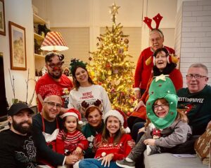 Mafalda Ribeiro Instagram - O melhor do Natal é estar presente. É ser presente de alguém. É agradecer o tempo presente. O melhor do Natal é louvar Aquele que se fez presente em nós para que hoje tivéssemos a liberdade de O escolher e reconhecer no nosso meio. O melhor do Natal é a capacidade de aumentar, alargar, acrescentar e abraçar os presentes à Mesa. É aconchegar os vazios do passado nos olhinhos brilhantes que nos apontam o futuro. O melhor do Natal é dar valor aos detalhes, aos instantes e às palavras do que se vive inteiro, sem as distrações das comparações ou da amargura do que já não volta mais. Sim, o melhor do Natal são as pessoas, porque ele só é celebrado por causa de uma Pessoa, que nos veio ensinar a amar o próximo como a nós mesmos. Porque Ele nos amou primeiro, e quis somente relação connosco, é que o Natal é família e ligação. O melhor do Natal é a confiança de nos sabermos amados, independentemente do sangue ou da genética. É podermos ser nós próprios sem qualquer papel de embrulho. O melhor do Natal é sabermos que há alguém na sala que, apenas por olhar para nós, nos acende a memória de todos os nascimentos da nossa vida. O Natal deveria ser, assim e cada vez mais, um hino à verdade com que queremos andar o ano inteiro. 
✨Postal do (meu) Natal 2022✨
#gotasnocharco #sorrirsobrerodas #natal2022 #xmaspostcard #gratidao #felizaniversáriojesus