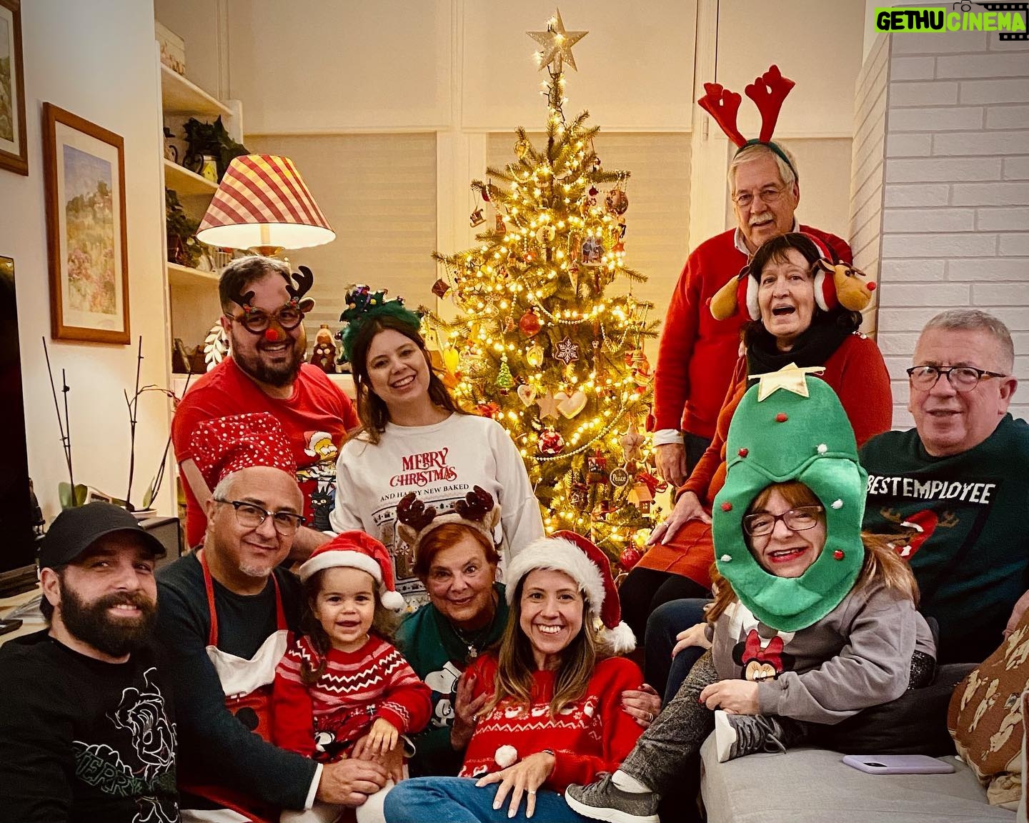 Mafalda Ribeiro - 385 Likes - O melhor do Natal é estar presente. É ser presente de alguém. É agradecer o tempo presente. O melhor do Natal é louvar Aquele que se fez presente em nós para que hoje tivéssemos a liberdade de O escolher e reconhecer no nosso meio. O melhor do Natal é a capacidade de aumentar, alargar, acrescentar e abraçar os presentes à Mesa. É aconchegar os vazios do passado nos olhinhos brilhantes que nos apontam o futuro. O melhor do Natal é dar valor aos detalhes, aos instantes e às palavras do que se vive inteiro, sem as distrações das comparações ou da amargura do que já não volta mais. Sim, o melhor do Natal são as pessoas, porque ele só é celebrado por causa de uma Pessoa, que nos veio ensinar a amar o próximo como a nós mesmos. Porque Ele nos amou primeiro, e quis somente relação connosco, é que o Natal é família e ligação. O melhor do Natal é a confiança de nos sabermos amados, independentemente do sangue ou da genética. É podermos ser nós próprios sem qualquer papel de embrulho. O melhor do Natal é sabermos que há alguém na sala que, apenas por olhar para nós, nos acende a memória de todos os nascimentos da nossa vida. O Natal deveria ser, assim e cada vez mais, um hino à verdade com que queremos andar o ano inteiro.
✨Postal do (meu) Natal 2022✨
#gotasnocharco #sorrirsobrerodas #natal2022 #xmaspostcard #gratidao #felizaniversáriojesus