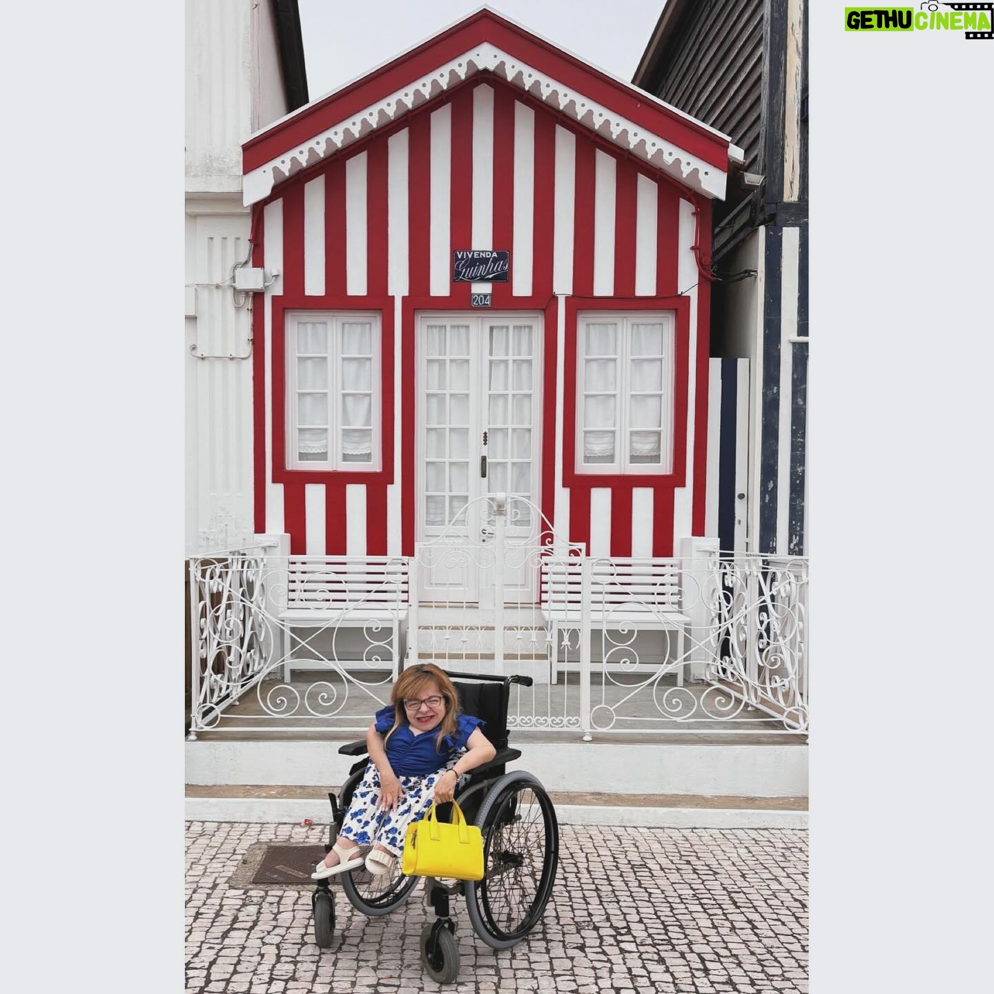 Mafalda Ribeiro - 385 Likes - 40 1 anos de VIDA! 🥳 Ebenézer em cada um ✨”Não acredito que cada um tenha o seu lugar. Acredito que cada um é um lugar para os outros”, escreveu o poeta Daniel Faria. À medida que os anos tomam o seu lugar em mim compreendo a verdadeira importância de me tornar eu CASA para alguém. E de também eu procurar morada no coração de outros. Ser melhor mordoma do meu tempo, ter respeito para com o tempo dos outros e investir em pessoas como único património. Ser Casa é mais desapego, dom e construção contínua. O quão isso é acolhimento em vez de posse. O quão isso é cuidar (-me) para receber. O quão isso me tem trazido não só a plena aceitação da minha existência, enquanto dádiva divina, como a renovação de forças e ânimo para não fechar portas a todas as “obras”, “melhoramentos”, “redecorações” e “upgrades” que esta Casa ainda precisa. A melhor parte de envelhecer, sabendo-me amada, é continuar a querer exercitar a criatividade a fazer dupla com o meu Criador. Que se mantém com um sentido de humor inesgotável, mesmo quando eu me apetece partir a loiça toda (que pernas e bracinhos já bati o record!). Sou profundamente grata por ainda cá (não) andar 🥹!
Obrigada a vocês que ao longo destes 41 improváveis anos (pela lógica da ciência) têm vindo cá a Casa. Aos que ontem “bateram à porta”, de várias formas, para me dar os parabéns. Independentemente da durabilidade da estadia.
A minha oração para este novo ano, que agora inicia para mim, é que eu queira e saiba estar disponível para ser Casa e consequentemente Mesa para quem precisar. E que nunca me canse de fazer o Bem🙏 #gotasnocharco #amafifez41 #gratidao #entusiasmo #alegria #casa #mesa