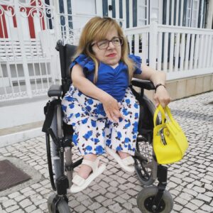 Mafalda Ribeiro Instagram - 40   1 anos de VIDA! 🥳 Ebenézer em cada um ✨”Não acredito que cada um tenha o seu lugar. Acredito que cada um é um lugar para os outros”, escreveu o poeta Daniel Faria. À medida que os anos tomam o seu lugar em mim compreendo a verdadeira importância de me tornar eu CASA para alguém. E de também eu procurar morada no coração de outros. Ser melhor mordoma do meu tempo, ter respeito para com o tempo dos outros e investir em pessoas como único património. Ser Casa é mais desapego, dom e construção contínua. O quão isso é acolhimento em vez de posse. O quão isso é cuidar (-me) para receber. O quão isso me tem trazido não só a plena aceitação da minha existência, enquanto dádiva divina, como a renovação de forças e ânimo para não fechar portas a todas as “obras”, “melhoramentos”, “redecorações” e “upgrades” que esta Casa ainda precisa. A melhor parte de envelhecer, sabendo-me amada, é continuar a querer exercitar a criatividade a fazer dupla com o meu Criador. Que se mantém com um sentido de humor inesgotável, mesmo quando eu me apetece partir a loiça toda (que pernas e bracinhos já bati o record!). Sou profundamente grata por ainda cá (não) andar 🥹!
Obrigada a vocês que ao longo destes 41 improváveis anos (pela lógica da ciência) têm vindo cá a Casa. Aos que ontem “bateram à porta”, de várias formas, para me dar os parabéns. Independentemente da durabilidade da estadia. 
A minha oração para este novo ano, que agora inicia para mim, é que eu queira e saiba estar disponível para ser Casa e consequentemente Mesa para quem precisar. E que nunca me canse de fazer o Bem🙏 #gotasnocharco #amafifez41 #gratidao #entusiasmo #alegria #casa #mesa